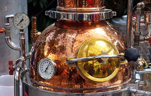 Destillieren von Schnaps, Bild von Matthias Böckel - Pixabay